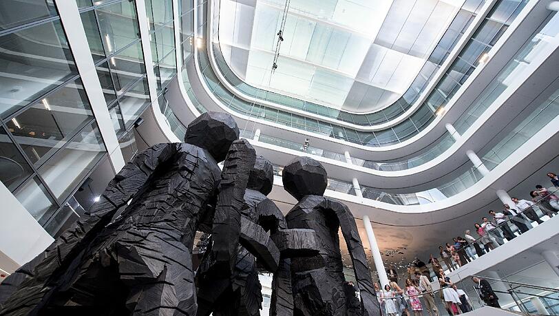 Im Atrium der neuen Konzernzentrale steht die „Schwesterngruppe“, eine Bronzeskulptur von Georg Baselitz. Im Atrium der neuen Konzernzentrale steht die „Schwesterngruppe“, eine Bronzeskulptur von Georg Baselitz.