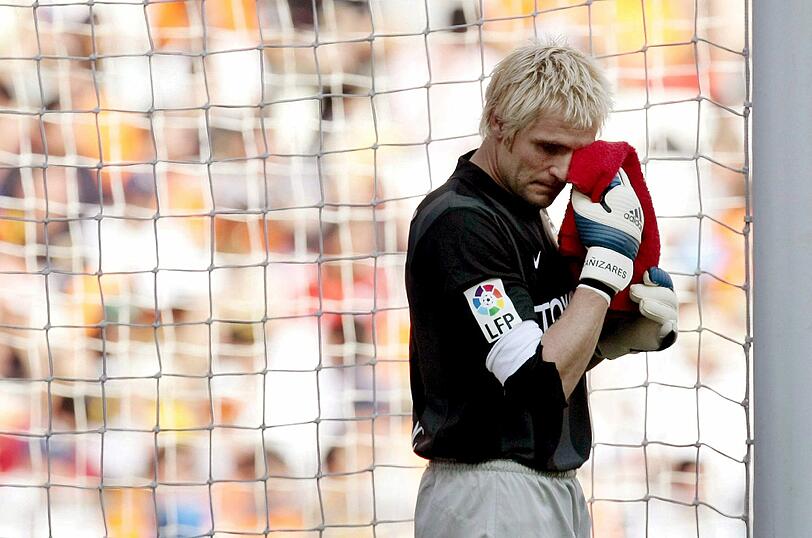 Santiago Canizares (FC Valencia) reißt sich eine Sehne im Fuß, als er versucht, mit selbigem eine herunterfallende Parfümflasche abzufangen.