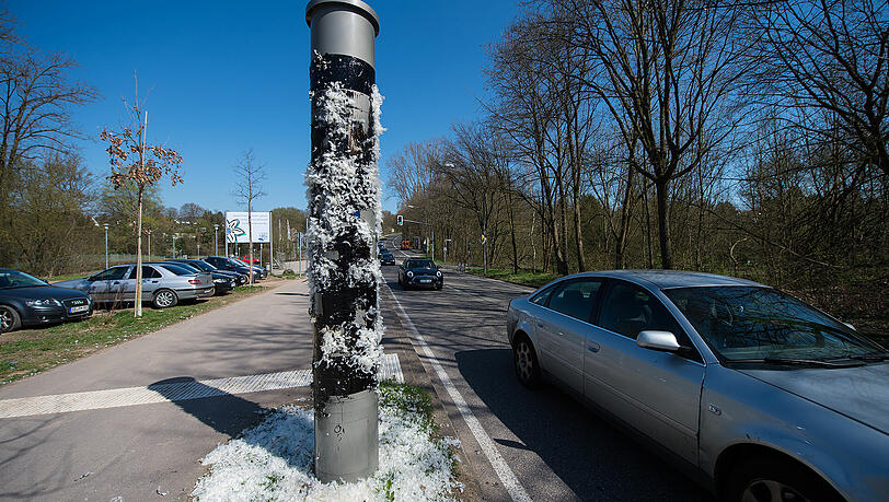 Diese stationäre Radarfalle wurde von unbekannten geteert und gefedert. Danach waren die geschossenen Bilder unscharf. Diese stationäre Radarfalle wurde von unbekannten geteert und gefedert. Danach waren die geschossenen Bilder unscharf.