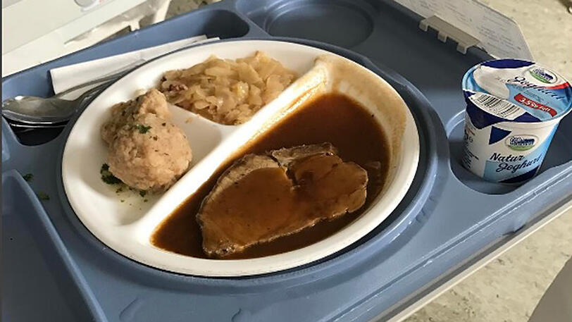 Schweinsbraten mit Semmelknödeln, Bayrisch Kraut &ndash; und Chemiewolke.