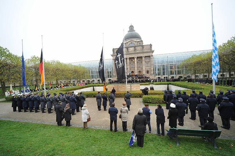 Am Sonntag wurde an der Staatskanzlei den Opfern der beiden Weltkriege und des Nationalsozialismus gedacht.