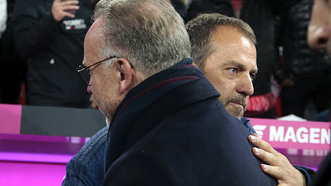 Karl-Heinz Rummenigge (vorne) setzt großes Vertrauen in seinen Cheftrainer Hansi Flick.