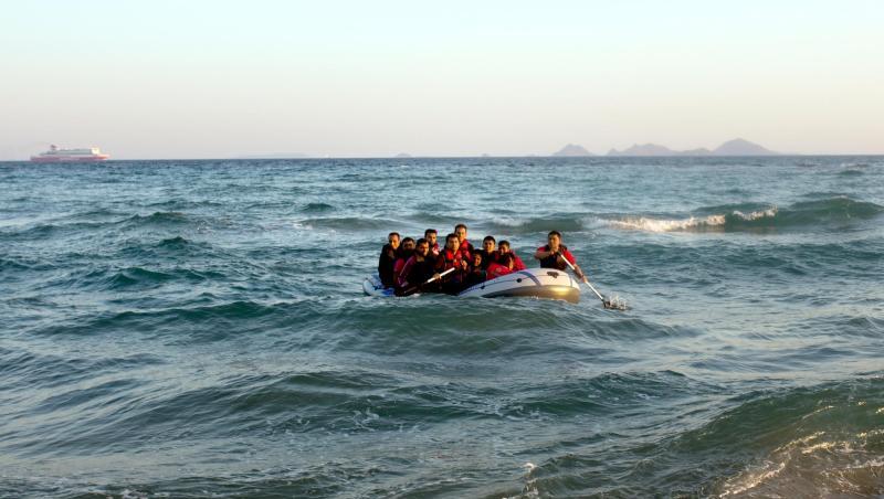Migranten steuern in einem Schlauchboot auf die griechische Insel Kos zu. Die EKD will mit einem eigenen Schiff zur Seenotrettung im Mittelmeer aufbrechen. Migranten steuern in einem Schlauchboot auf die griechische Insel Kos zu. Die EKD will mit einem eigenen Schiff zur Seenotrettung im Mittelmeer aufbrechen.
