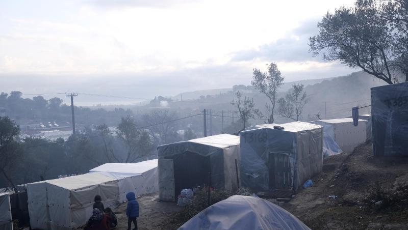 Kinder stehen nach einem Regenguss vor provisorisch errichteten Zelten außerhalb des Flüchtlingslagers Moria auf Lesbos. In und um die Registrierungslager harren mehr als 42.000 Menschen aus. Kinder stehen nach einem Regenguss vor provisorisch errichteten Zelten außerhalb des Flüchtlingslagers Moria auf Lesbos. In und um die Registrierungslager harren mehr als 42.000 Menschen aus.