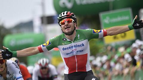 Elia Viviani jubelt über seinen ersten Etappensieg bei der Tour de Suisse.