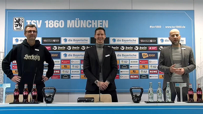 Die Geschäftsführer Marc-Nicolai Pfeifer (m.) und Günther Gorenzel (r.) sowie Trainer Michael Köllner beim Video an Hasan Ismaik.