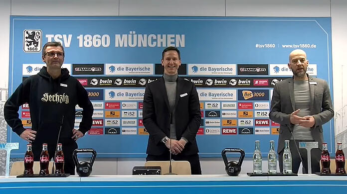 Die Geschäftsführer Marc-Nicolai Pfeifer (m.) und Günther Gorenzel (r.) sowie Trainer Michael Köllner.