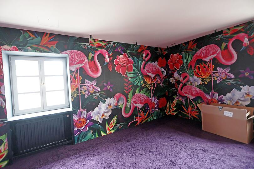 So quietsche-bunt ist die Tapete im Champagner-Salon.