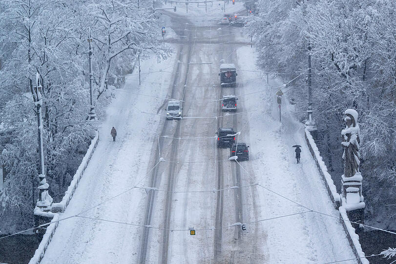 Die Straßen in München sind aufgrund der Schneemassen beinahe leergefegt.
