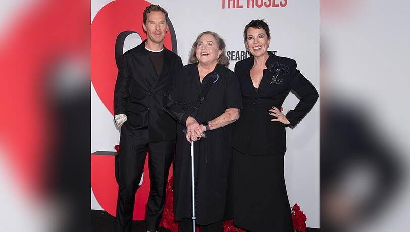 Benedict Cumberbatch und Olivia Colman nahmen Kathleen Turner bei der Premiere des Kinofilms "Die Rosenschlacht" (englisch: "The Roses") in New York in ihre Mitte.