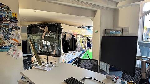 Der Bus war laut Polizei bis auf den Fahrer unbesetzt.