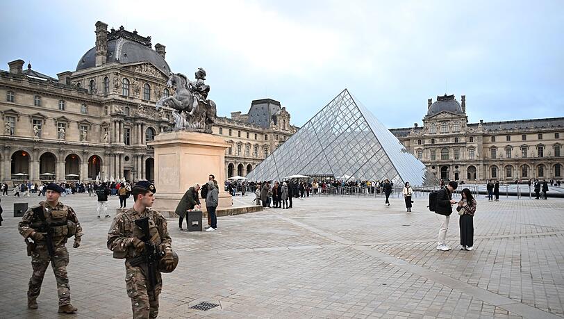 Nach dem Kunstraub im Louvre in Paris dauert die Fahndung nach den Tätern und ihrer Beute an. (Archivbild) Nach dem Kunstraub im Louvre in Paris dauert die Fahndung nach den Tätern und ihrer Beute an. (Archivbild)