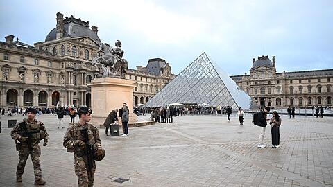 Nach dem Kunstraub im Louvre in Paris dauert die Fahndung nach den Tätern und ihrer Beute an. (Archivbild)