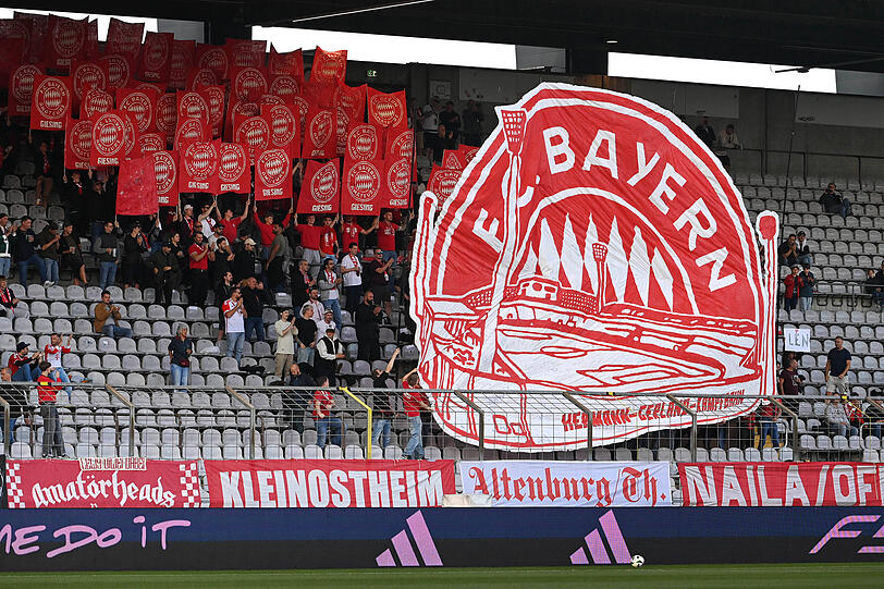 Sehen das Gr&uuml;nwalder Stadion als Heimat der Amateure: Die Fans des FC Bayern.