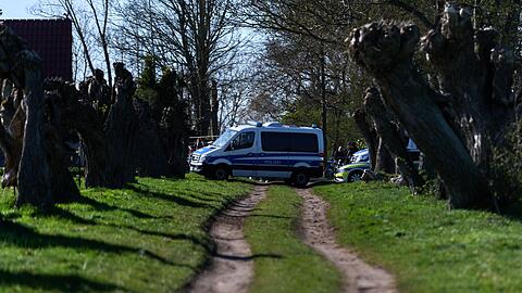 Rund um die Uhr sind Einsatzkr&auml;fte an der K&uuml;ste, um den Wal zu beobachten.