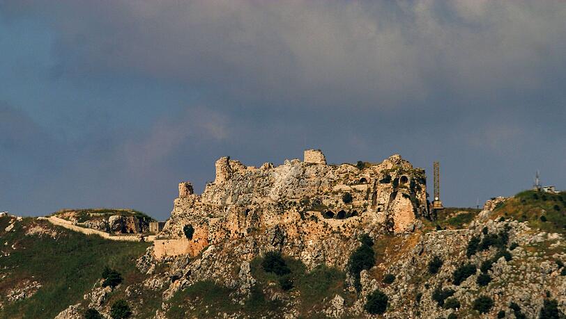 Die Kreuzritterfestung Beaufort, die israelische Soldaten eingenommen haben, liegt in der Nähe eines nordöstlichen Ausläufers der israelischen Grenze. Die Kreuzritterfestung Beaufort, die israelische Soldaten eingenommen haben, liegt in der Nähe eines nordöstlichen Ausläufers der israelischen Grenze.