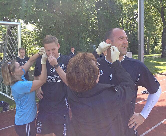Gabor Kiraly nimmt*s mit Humor...