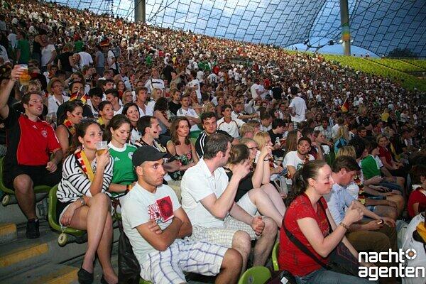 Public Viewing im Olympiastadion: So fieberten die Fans mit der deutschen Mannschaft.