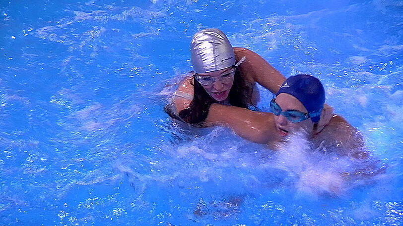 Wilde Wasserspiele im Container: Georgina und Natalia treten beim "Bitchfight" gegeneinander an.