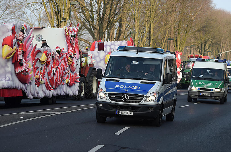 Sowohl in Düsseldorf, als auch in Köln herrscht vor allem dieses Jahr ein großes Polizeiaufgebot.