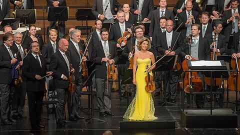 Anne-Sophie Mutter, Riccardo Muti und die Wiener Philharmoniker beim Applaus.