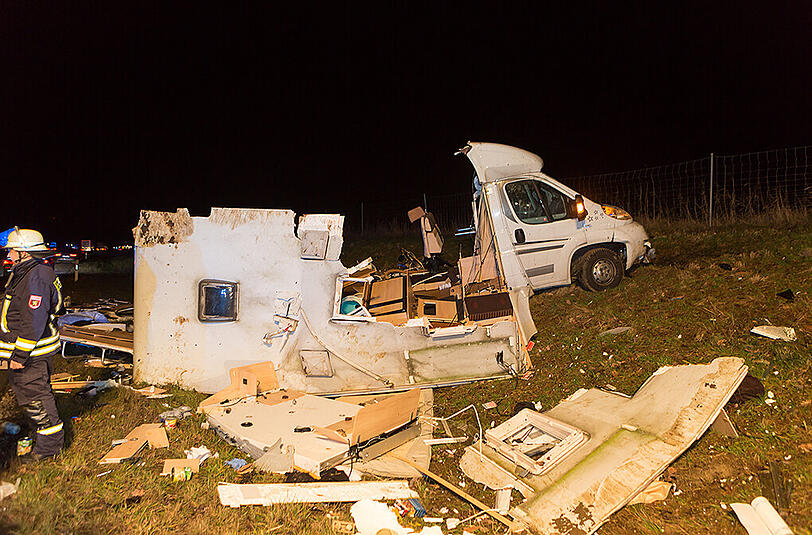 Bilder vom Unfallort in Altdorf: Auf der A3 kollidierte ein Wagen mit einem Wohnmobil, welches vollkommen zerfetzt wurde.