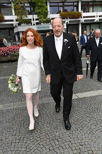 Das Brautpaar vor dem Standesamt