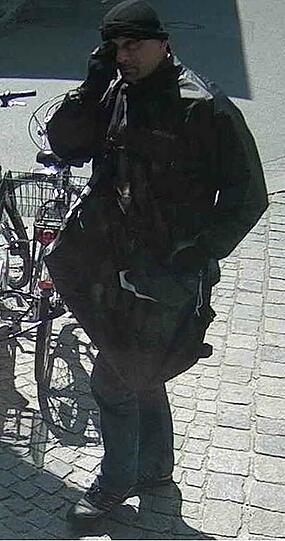 Die Videokamera erfasste den flüchtigen der beiden "Hammer-Räuber" kurz vor dem Zwischenfall auf dem Viktualienmarkt.