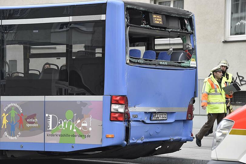 Auf der Plinganser Straße kollidieren zwei Linienbusse. Eine Stunde war sie komplett gesperrt.