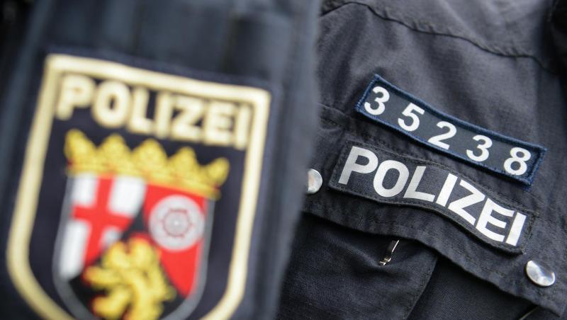 Kritiker sehen die Kennzeichnungspflicht als Ausdruck des Misstrauens gegen die Polizei. Kritiker sehen die Kennzeichnungspflicht als Ausdruck des Misstrauens gegen die Polizei.