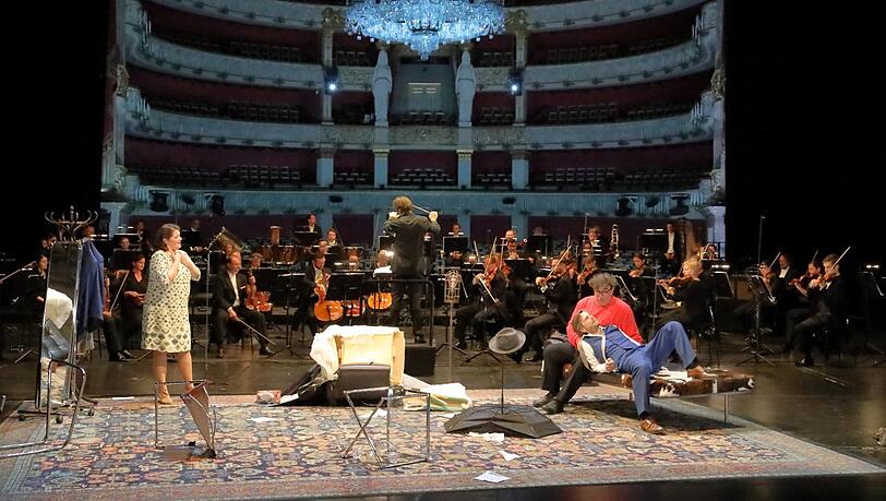 Selene Zanetti, Heiko Pinkowski, Michael Nagy und das Bayerische Staatsorchester mit "Il segreto di Susanna" in der Regie von Axel Ranisch im Nationaltheater.