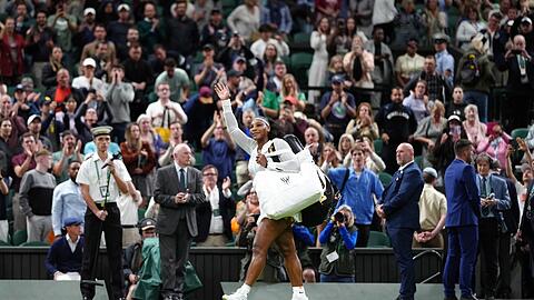 Servus, bis bald! Die 40-jährige Serena Williams macht nach ihrer dramatischen Erstrunden-Niederlage gegen die Französin Harmony Tan einen alles andere als niedergeschlagenen Eindruck.