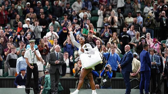 Servus, bis bald! Die 40-jährige Serena Williams macht nach ihrer dramatischen Erstrunden-Niederlage gegen die Französin Harmony Tan einen alles andere als niedergeschlagenen Eindruck.