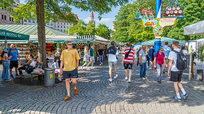 Sommerlicher Bummel über den Viktualienmarkt. Hier sollen bald keine Einmalverpackungen mehr angeboten werden.