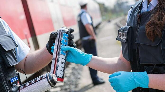 Die Polizei ermittelt nun gegen vier unbekannte Täter wegen Freiheitsberaubung, Körperverletzung und Nötigung. (Symbolbild)