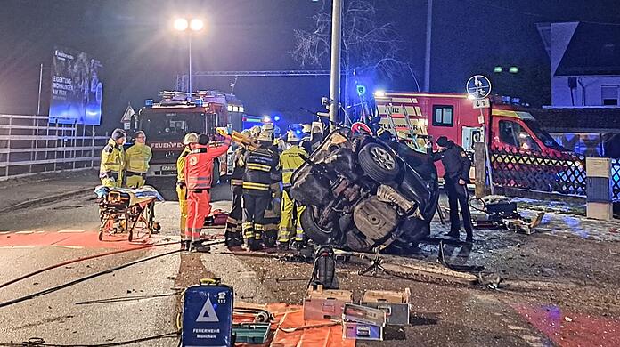 16. Januar 2025 in Feldmoching: Ein 23-Jähriger wickelt sich mit seinem BMW um einen Ampelmast. Er stand laut Polizei unter Drogen.