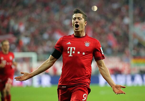 Robert Lewandowski trifft gegen den VfL Wolfsburg 5 Mal . Robert Lewandowski trifft gegen den VfL Wolfsburg 5 Mal .
