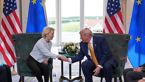 Der Zolldeal wurde am Sonntag von EU-Kommissionspräsidentin Ursula von der Leyen und US-Präsident Donald Trump vereinbart. (Archivbild)