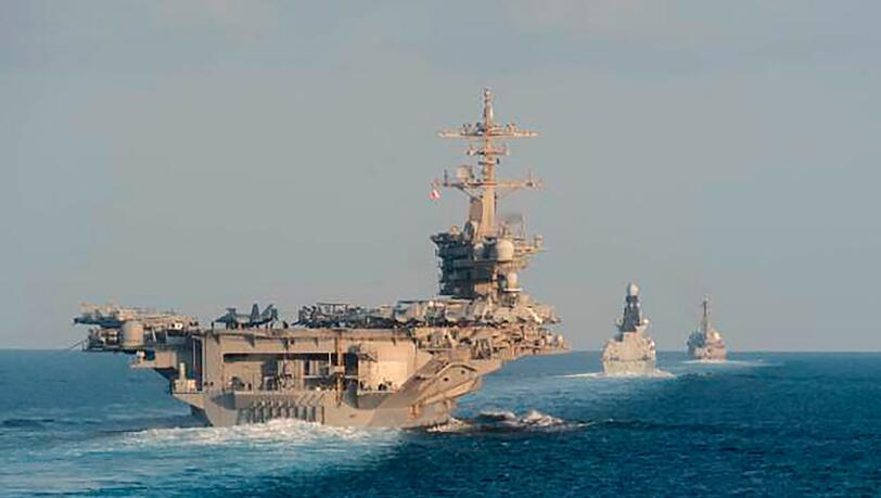 Mit dem US-Flugzeugtr&auml;ger USS Abraham Lincoln (vorn links) haben die USA bereits Anfang des Jahres ihre Pr&auml;senz im Nahen Osten verst&auml;rkt. (Archivbild)
