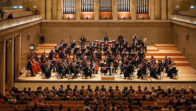Die Neue Philharmonie München hat sich seit ihrer Gründung 2005 zu einem internationalen
Orchester mit Musikstudierenden aus ganz Europa und weiteren Ländern der Welt entwickelt. Die Neue Philharmonie München hat sich seit ihrer Gründung 2005 zu einem internationalen
Orchester mit Musikstudierenden aus ganz Europa und weiteren Ländern der Welt entwickelt.