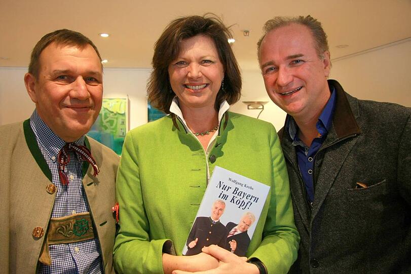 Wolfgang Krebs (r.) hat Wirtschaftsministerin Ilse Aigner (M.) schon sein neues Buch in die Hand gedrückt. Mit dabei: Verleger Klaus Förg.