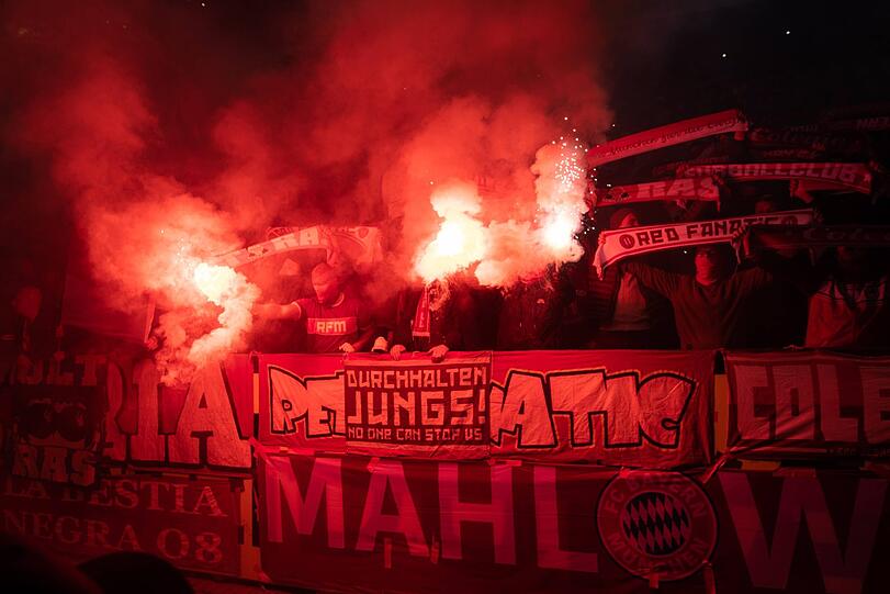 Pyrotechnik im Gästeblock beim Spiel Borussia Dortmund gegen Bayern München am 10.11. 2018.