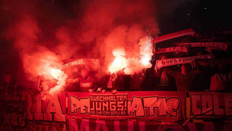 Pyrotechnik im Gästeblock beim Spiel Borussia Dortmund gegen Bayern München am 10.11. 2018. Pyrotechnik im Gästeblock beim Spiel Borussia Dortmund gegen Bayern München am 10.11. 2018.