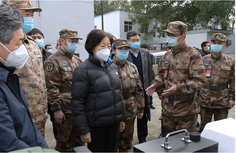 China, Wuhan: Sun Chunlan (M), Mitglied des Politbüros, besucht eine Forschungseinrichtung der Akademie für Militärmedizin in der zentralchinesischen Provinz Hubei. In China sind weitere 35 Menschen an der Lungenkrankheit Covid-19 gestorben.
