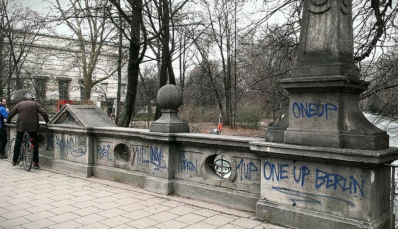 Mehrere Schriftzüge lauten: "One Up" oder "1 Up Berlin".