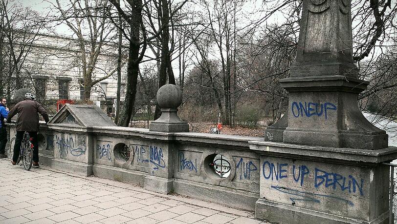 Mehrere Schriftzüge lauten: "One Up" oder "1 Up Berlin". Mehrere Schriftzüge lauten: "One Up" oder "1 Up Berlin".