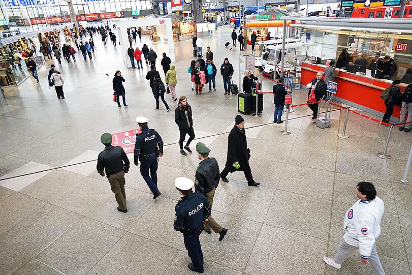 Gemeinsam auf Streife: Bundespolizisten (in blauer Uniform) und Beamte des Münchner Präsidiums im Hauptbahnhof.