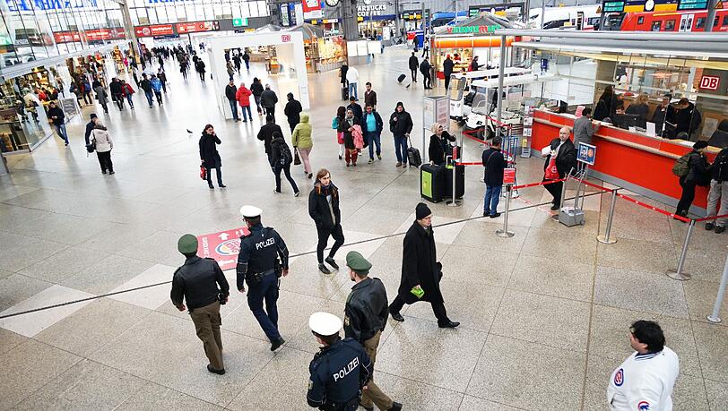Gemeinsam auf Streife: Bundespolizisten (in blauer Uniform) und Beamte des Münchner Präsidiums im Hauptbahnhof. Gemeinsam auf Streife: Bundespolizisten (in blauer Uniform) und Beamte des Münchner Präsidiums im Hauptbahnhof.