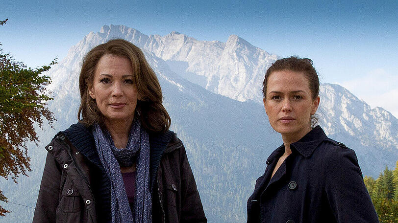 "Die Kronzeugin - Mord in den Bergen": Ines Meder (Melika Foroutan) begleitet Kronzeugin Eva (Iris Berben) in deren künftiges Leben im Zeugenschutzprogramm