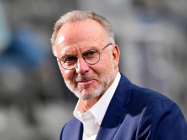 Karl-Heinz Rummenigge, Vorstandsvorsitzender der FC Bayern München AG, schaut in die Kamera. Foto: Robert Michael/dpa-Zentralbild/Pool/dpa